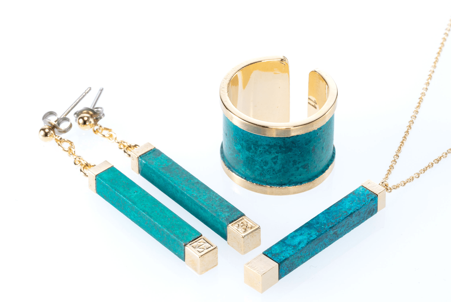 写真左から/ピアス「JULIA(ジュリア)」¥18,000・リング「NOA(ノア)」¥12,000(2019年1月発売予定)・ネックレス「NICOLA(ニコラ)」¥12,000(税抜)