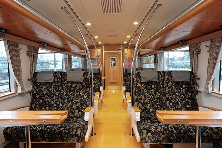 セミコンパートメントの座席とソファー席が配された2号車