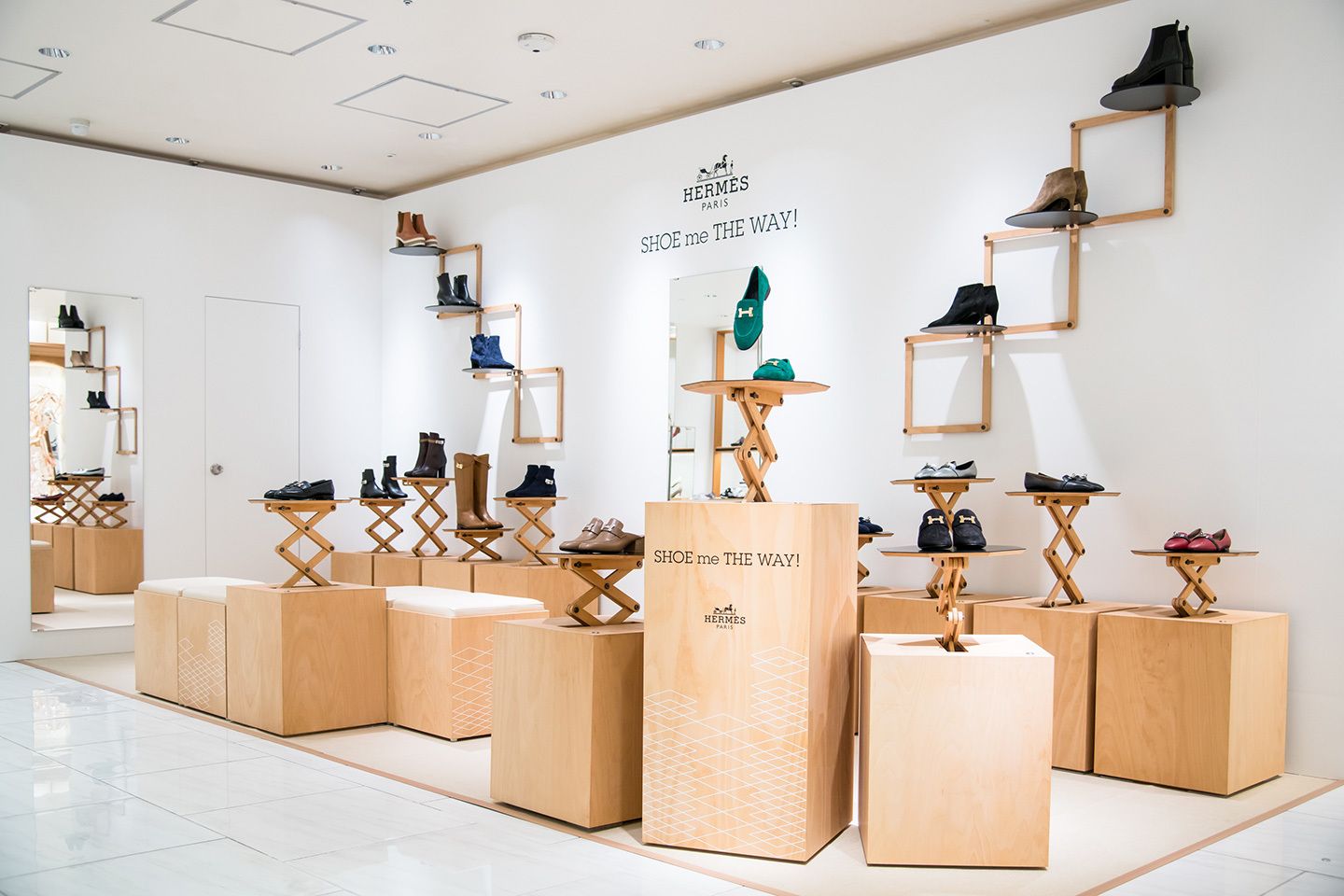 ©Hermès 遊び心あるブティック外観
