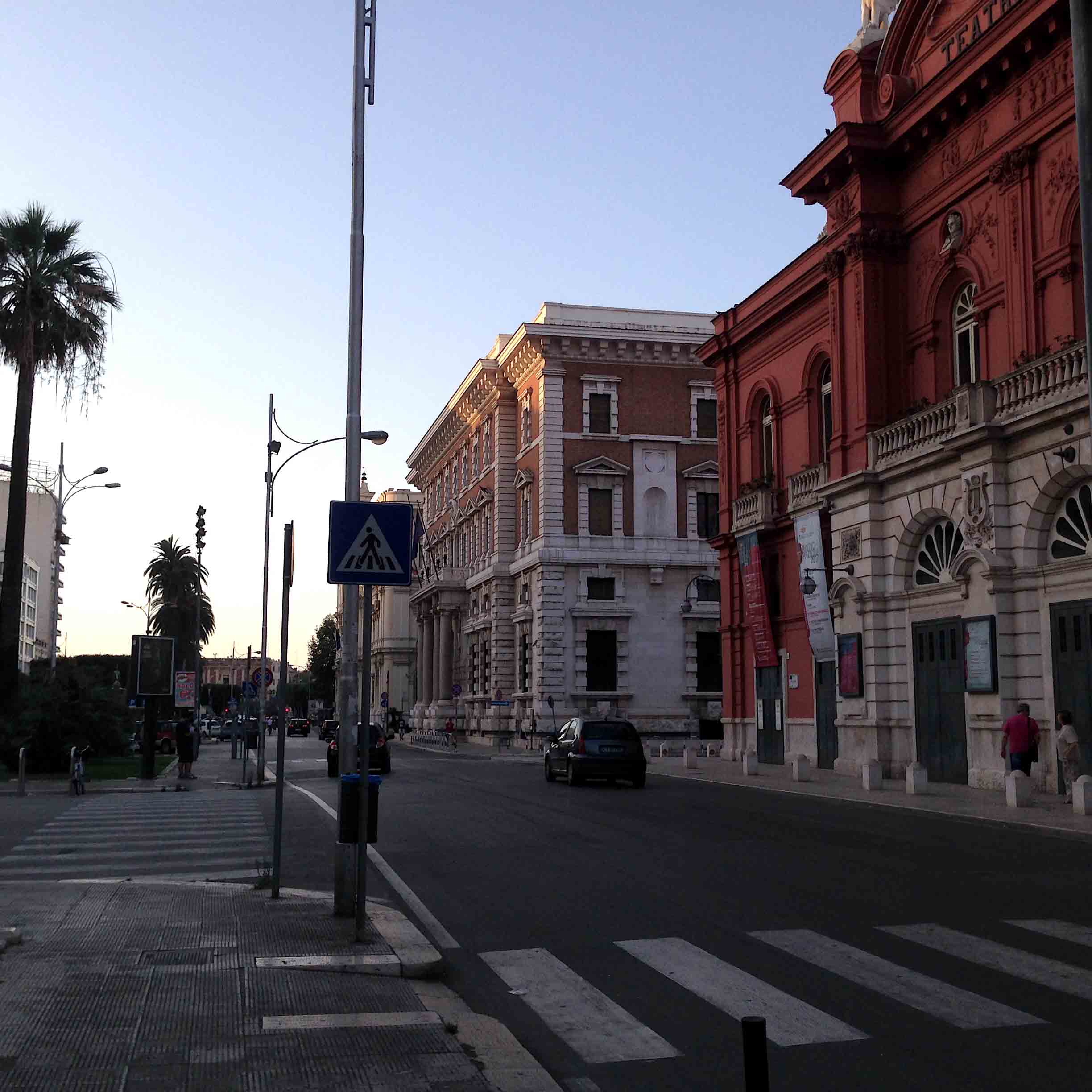 イタリア南東部、アドリア海に面したプーリア州の州都バーリは古代ギリシャ、ビザンチン帝国の支配を受けた歴史を持ち、エキゾティックで南国的なムードが漂う街である。