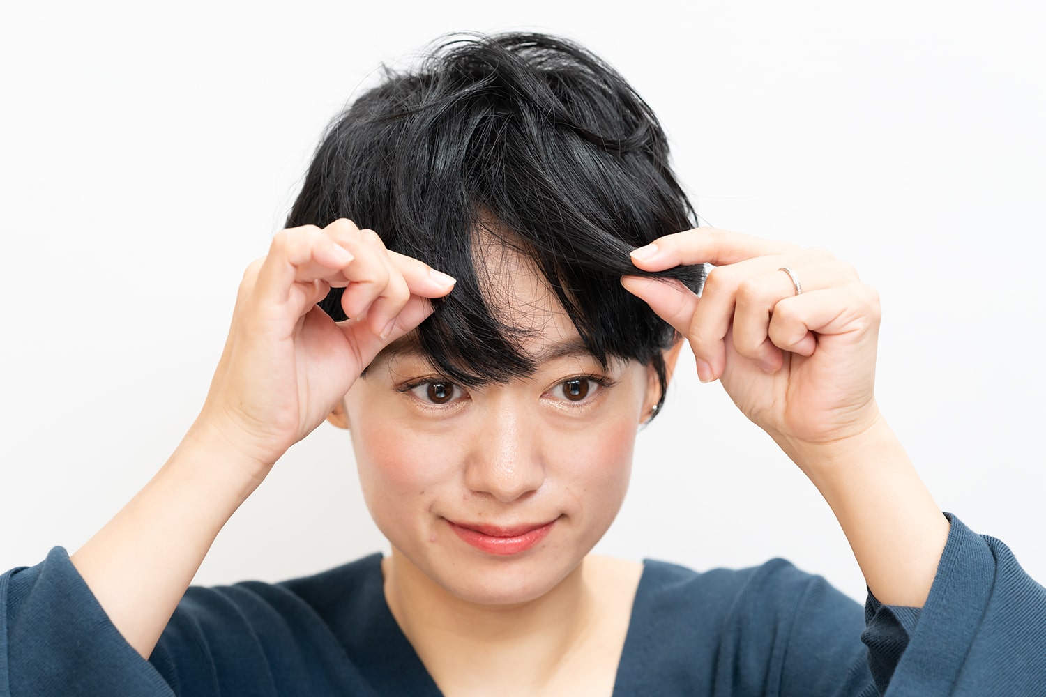 ワックスは米2粒分くらいでOK。指先になじませて少量の毛束をつまむようにつけるのがコツ。