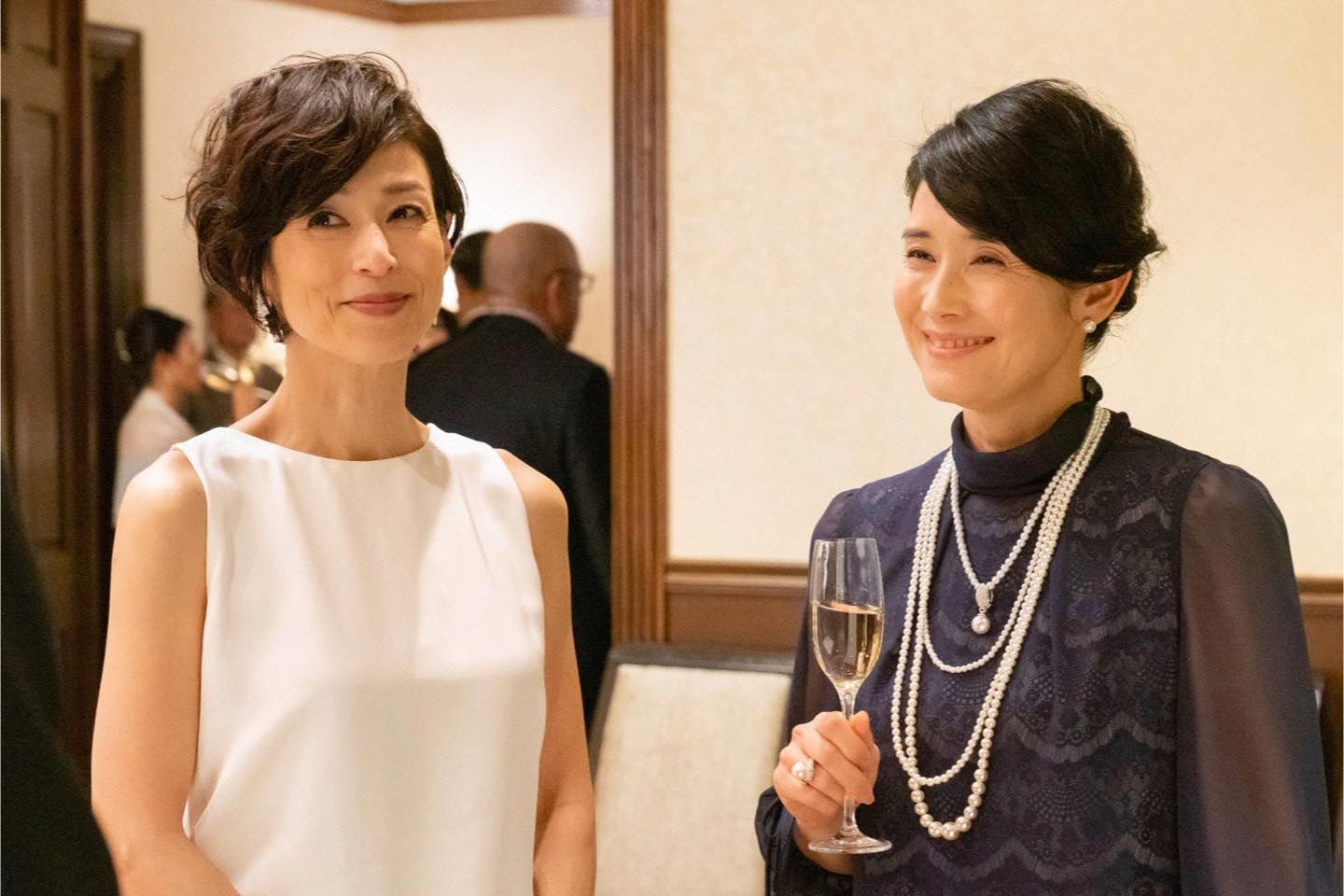 ピアスやリングなどのジュエリーは「シャネル」。