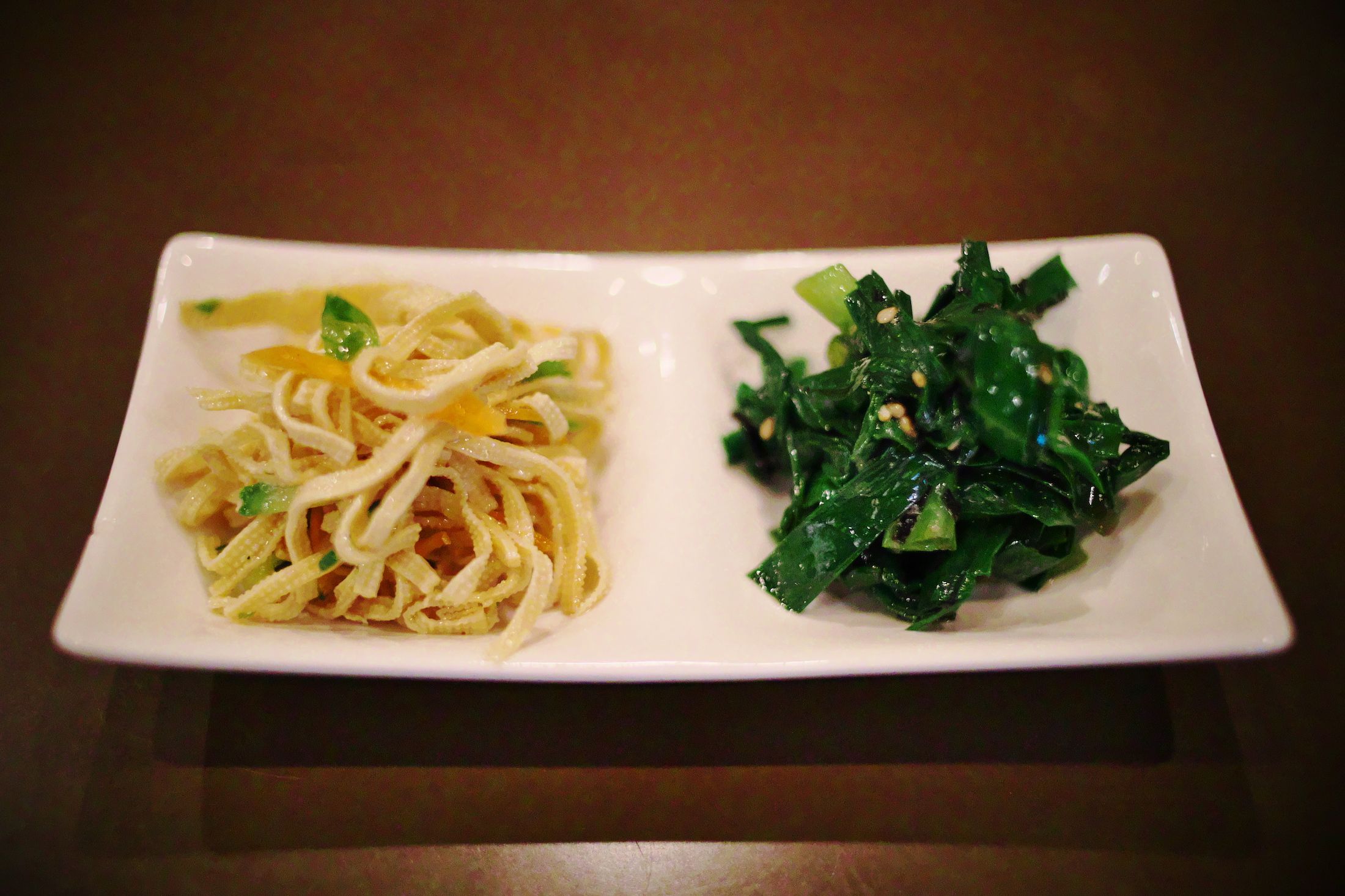 この日のお通しはにらのごま油炒めと、干し豆腐。もちろん手作りだ