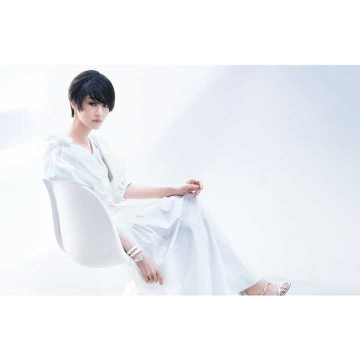 【5】白シャツ×白ロングスカート