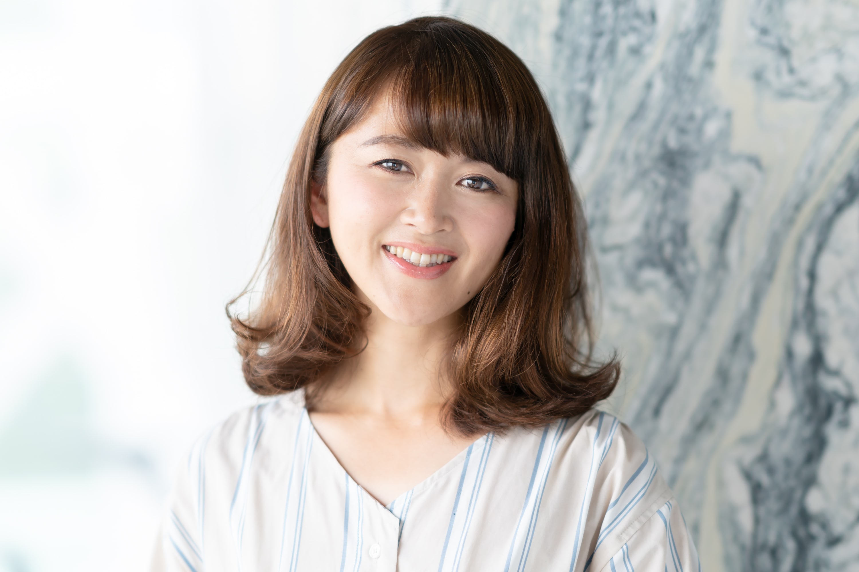 肩ラインでハネる毛先がキュート、透明感のある色味で若々しさも急上昇