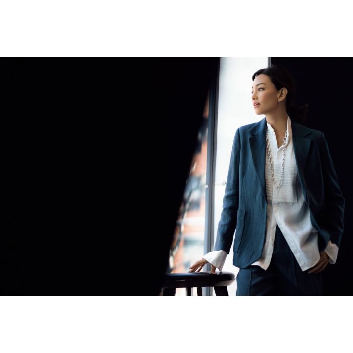 ジャケット・パンツ(ebure〈ebure〉)、シャツ(ドゥロワー 丸の内店〈ブリエンヌ〉)、ネックレス(2本つなげて使用)(ティファニー・アンド・カンパニー・ジャパン・インク) 撮影/水田 学(NOSTY) BY:『Precious6月号』小学館、2019年