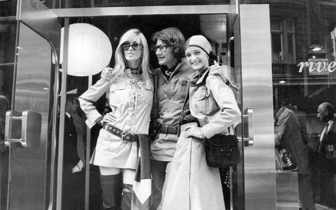 左にベティ・カトルー、中央にイヴ・サンローラン(Yves SAINT LAURENT)、右にルル・ド・ラ・ファレーズ