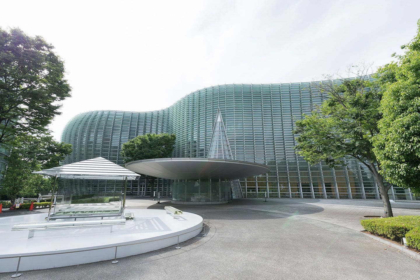 未来的な外観が特徴の国立新美術館。独自の視点から企画されたさまざまな展覧会が催されることで人気です