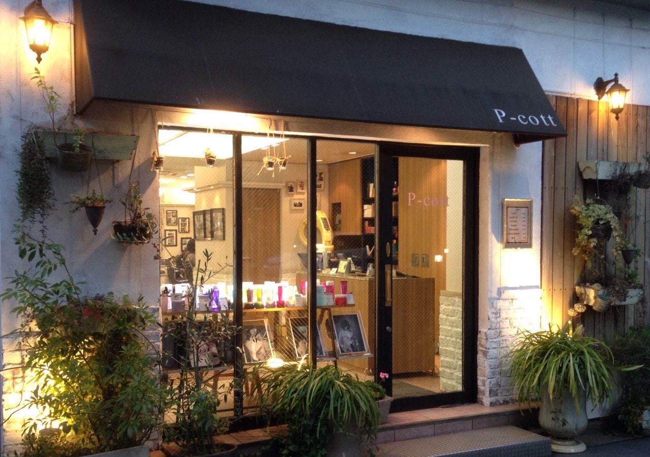 P-cottのテーマは大人の隠れ家。雑誌などにも取り上げられる卓越した技術に信頼を寄せるモデルたちが、こぞって通う美容室
