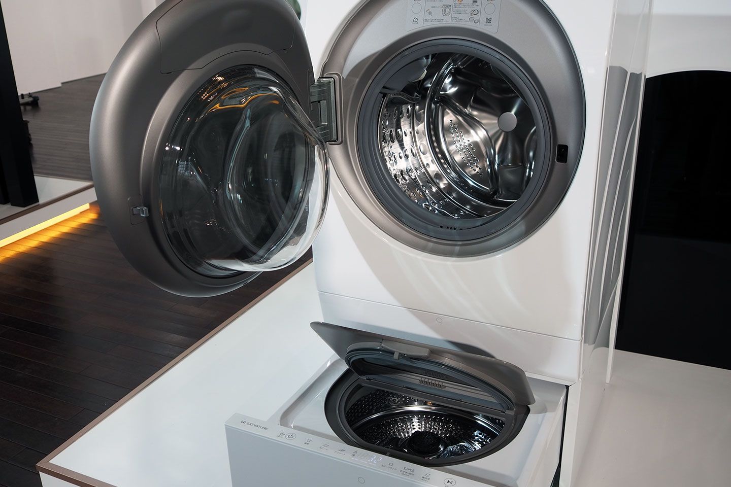 ドラム式の大きな洗濯槽と、小さな洗濯槽の二つを備えた洗濯機。小さいほうの洗濯槽は、引き出した部分に操作ボタンが隠れています。LG SIGNATURE DUALWash™/SGDW18HPWJ オープン価格(¥458,000前後)