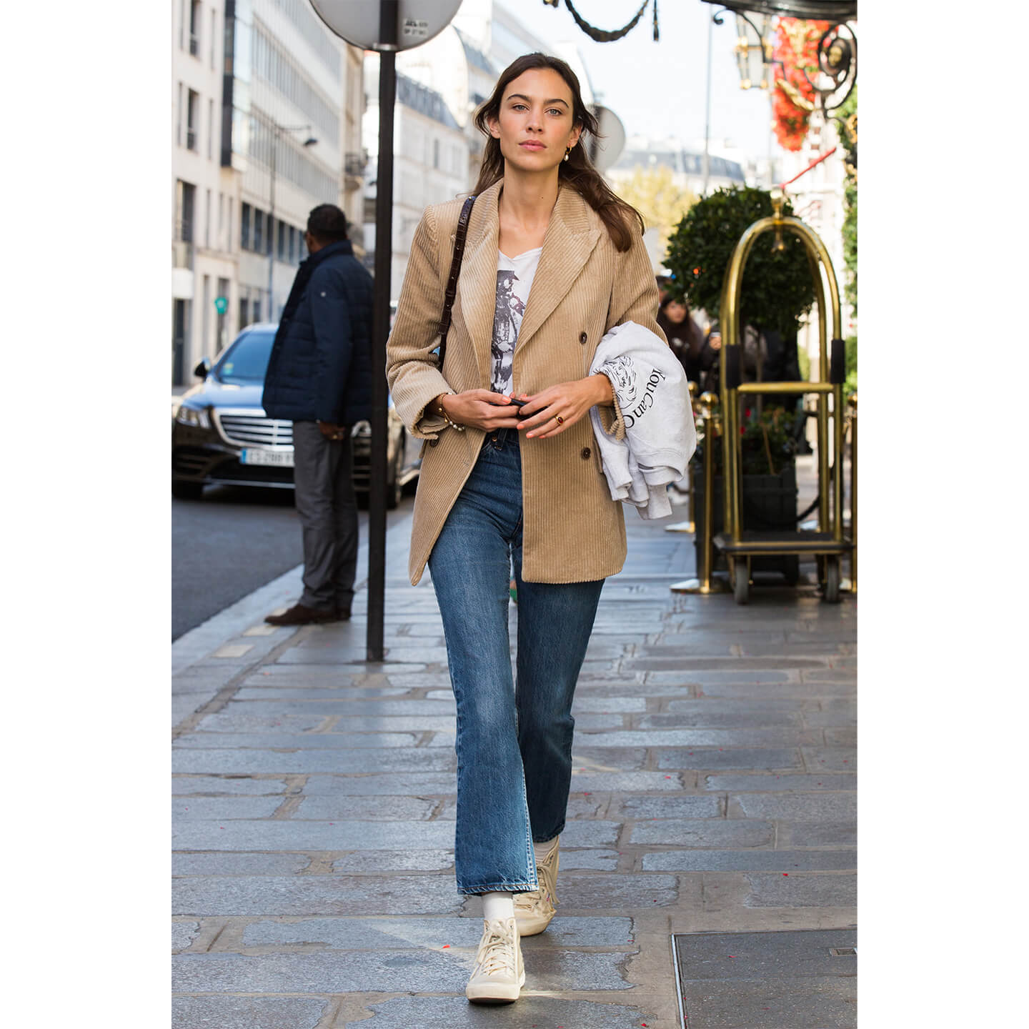 ベージュのジャケットとジーンズを着こなすAlexa Chung(アレクサ・チャン)氏