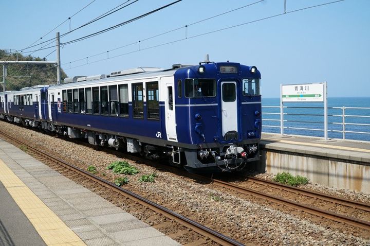 青海川駅に停車する「越乃Shu*Kura」