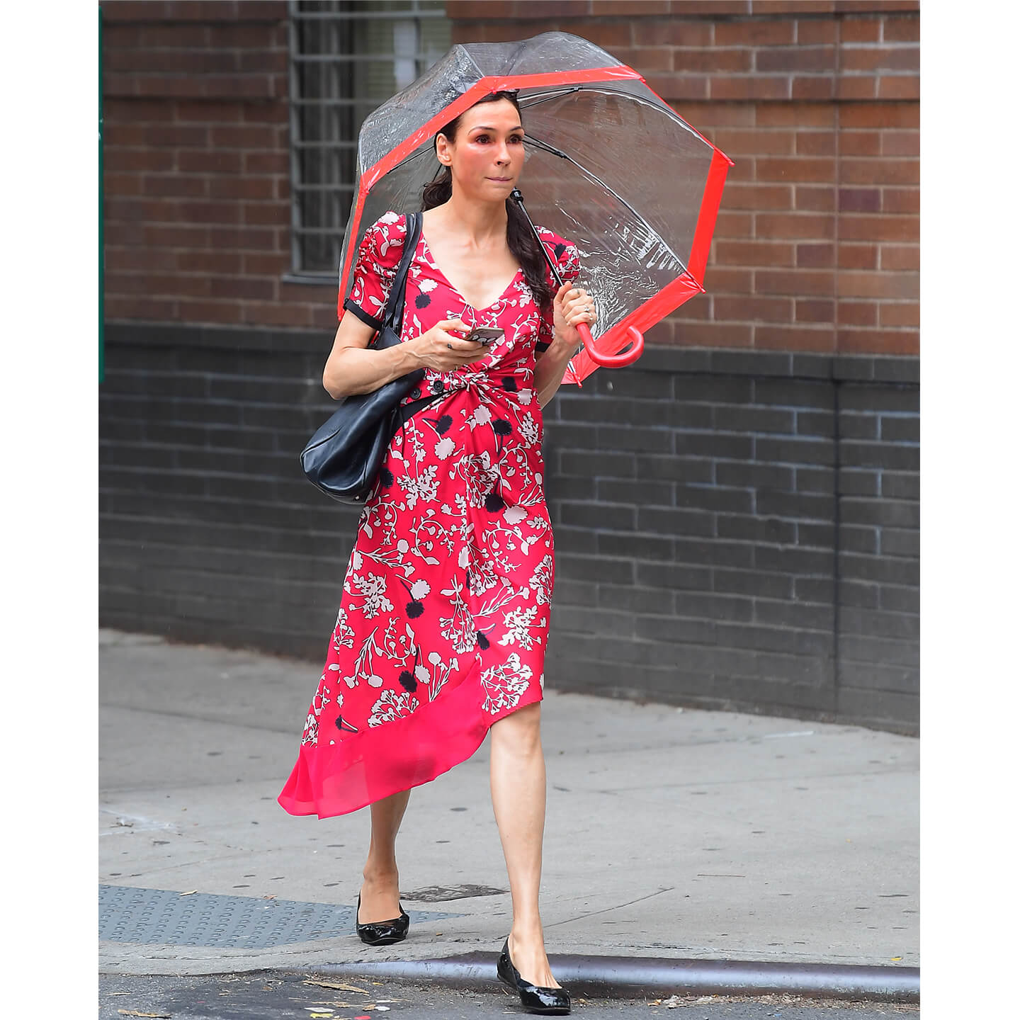 ワンピースにバレエシューズを合わせるFamke Janssen(ファムケ・ヤンセン)氏