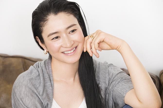 ブルガリのセルペンティについて語る小雪さん。カーディガン¥19,000・カットソー¥8,000(プレインピープル 丸の内<プレインピープル>) パンツ¥42,000(VINCE 表参道) ※すべて税抜 ピアス・リング/小雪さん私物