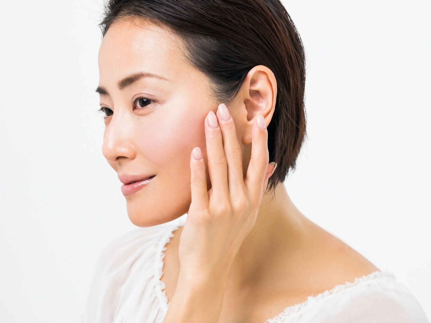 頬骨あたりで留めずに、耳の手前まで広くぼかしていく。