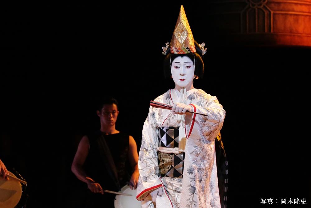 『幽玄』より「道成寺」。白拍子を演じる坂東玉三郎と鼓童のメンバー。