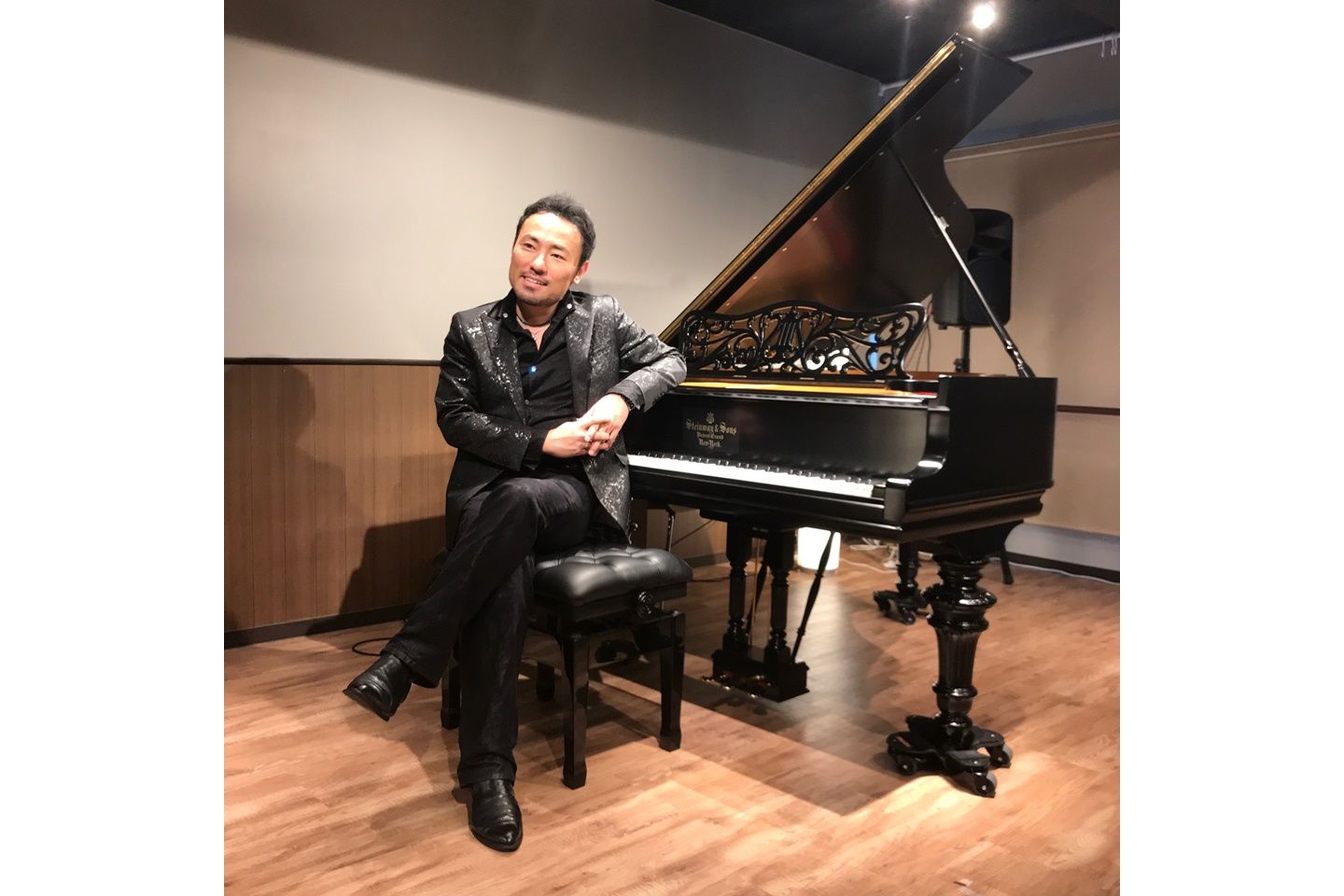 GINZA7 Sudioでスタンウェイの前に座ってにこやかな西川悟平さん
