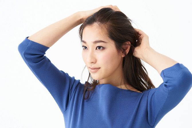 手ぐしで髪をまとめる。