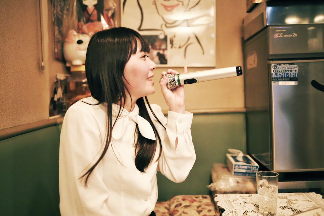 最初はどこか緊張した面持ちだった山中さんも、好きな曲を歌う頃にはリラックス