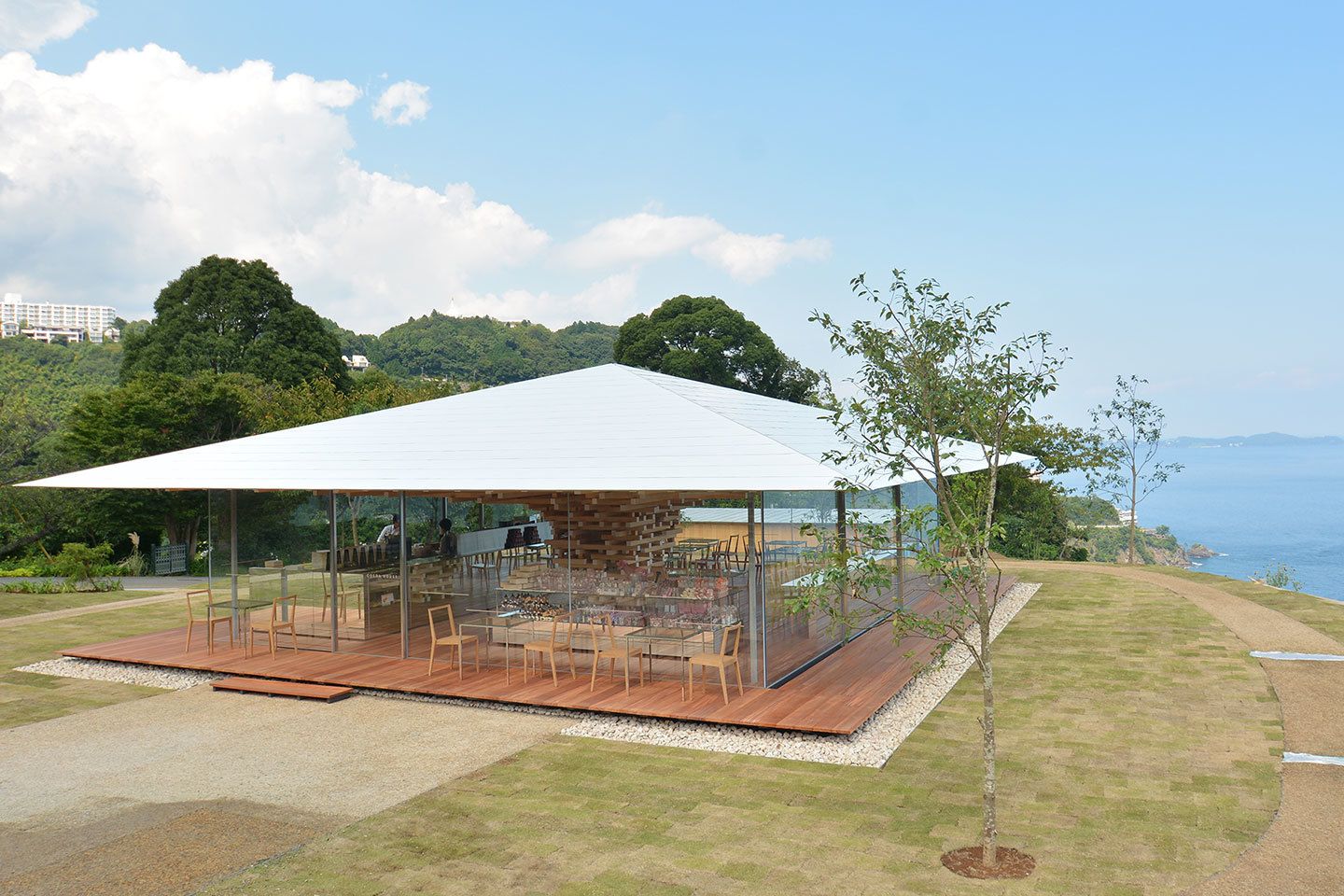 四方をガラスに囲まれた「COEDA HOUSE」