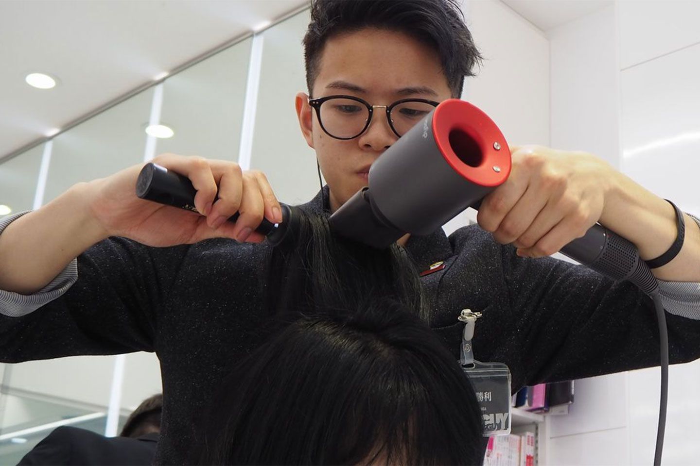 ヘアサロン「TONY&GUY」で使い方を教わりました。アタッチメントをつけて、より髪に密着させてのスタイリングも可能