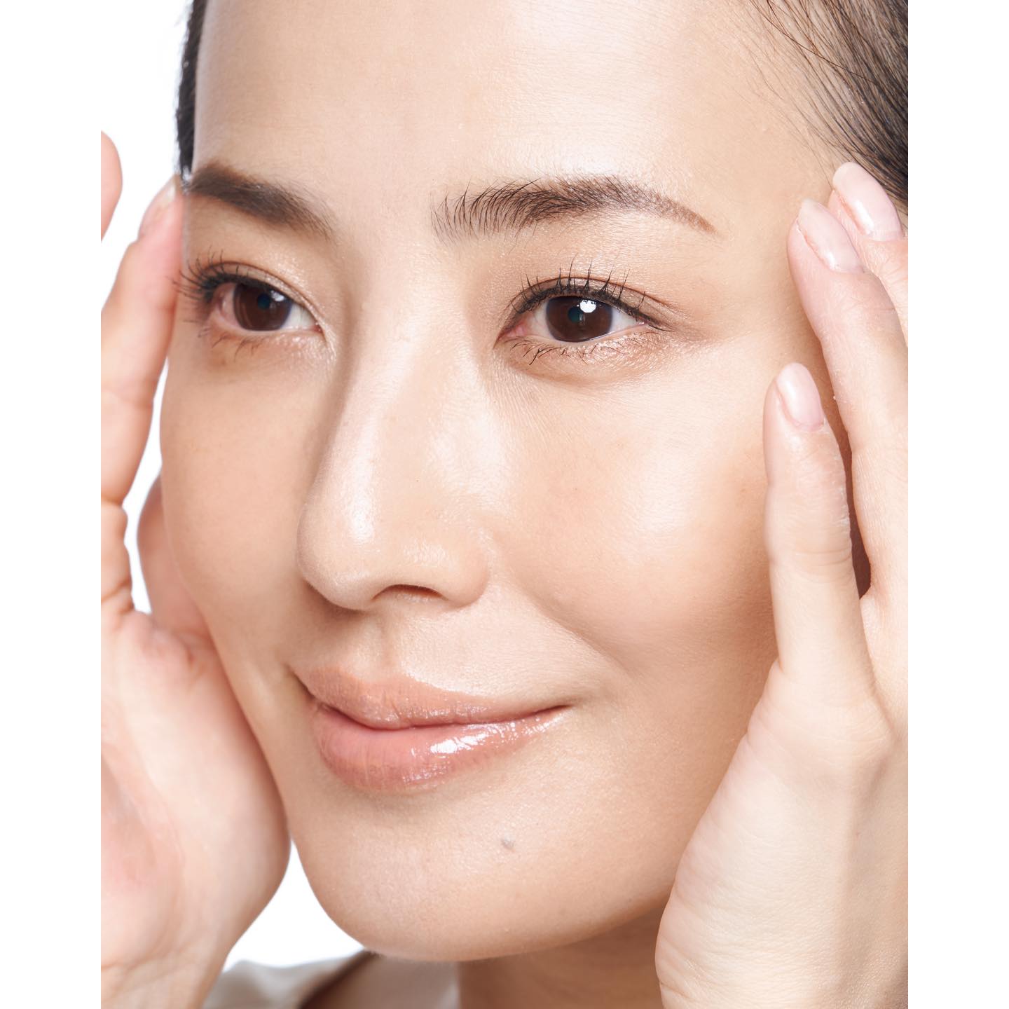 こめかみまでしっかり塗布を。また目尻側の眼輪筋と側頭筋を柔軟にするとハリが生まれるので、こめかみまでタッピングを。