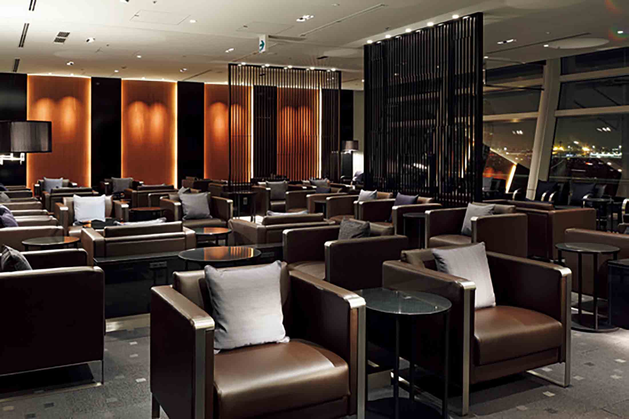 ビジネスクラスであれば、無料で利用できる「ANA LOUNGE」。ゆったりとしたレザーソファでは出発前のビジネスタイムに、束の間の休息に、喧騒と無縁の時間を過ごせる。シャワールームも完備し、リフレッシュにも最適だ。さらに羽田・成田の両空港では、ANAシェフが握り寿司などを直接ゲストにサービスする「シェフサービス」を実施。慌ただしくなりがちなフライト前の時間も、できたての料理に舌鼓を打つ優雅なひとときを過ごせるはずだ。