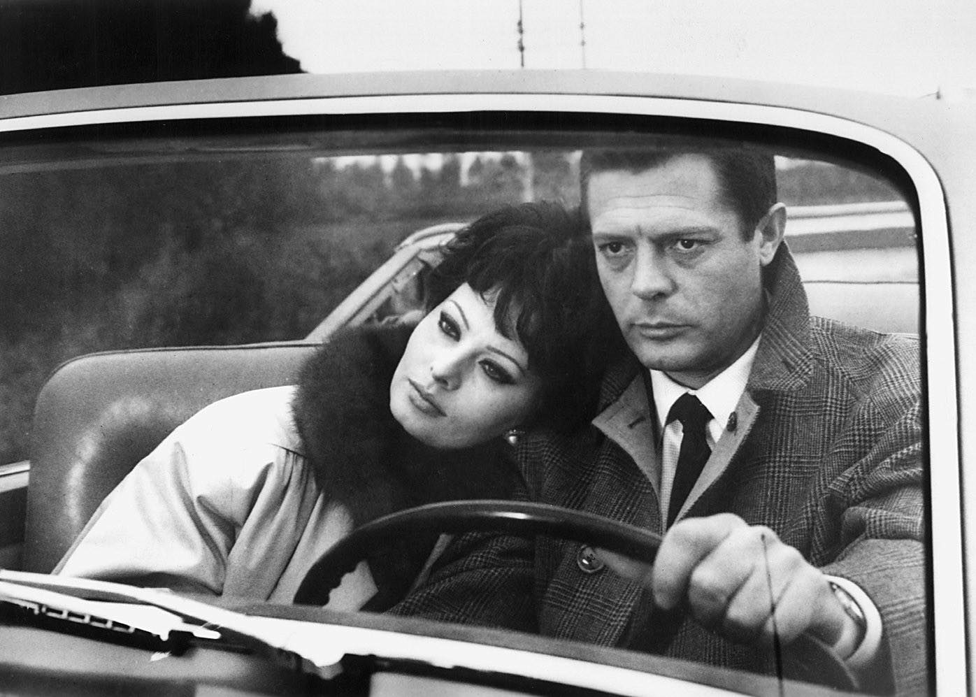'63年の映画『昨日・今日・明日』にて。ソフィア・ローレンとマルチェロ・マストロヤンニは当時最高のカップルと言われた。典型的な美男ではないのに、男の色気を濃厚に漂わす彼には、絢爛たるフェラーリではなく通人に愛されたランチアが相応しく思える。写真:Everett Collection/アフロ