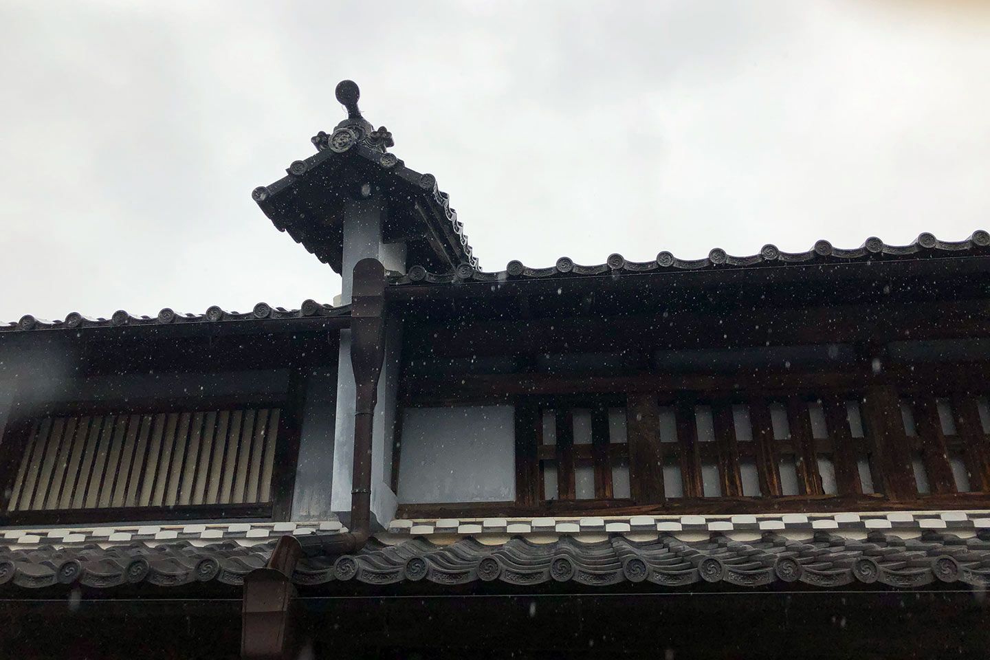 防火壁としての役割から、繁栄を象徴する装飾となった「うだつ」