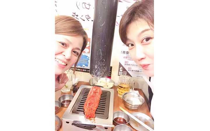 大好物の焼肉。気の置けない友人との語らいも弾みます。