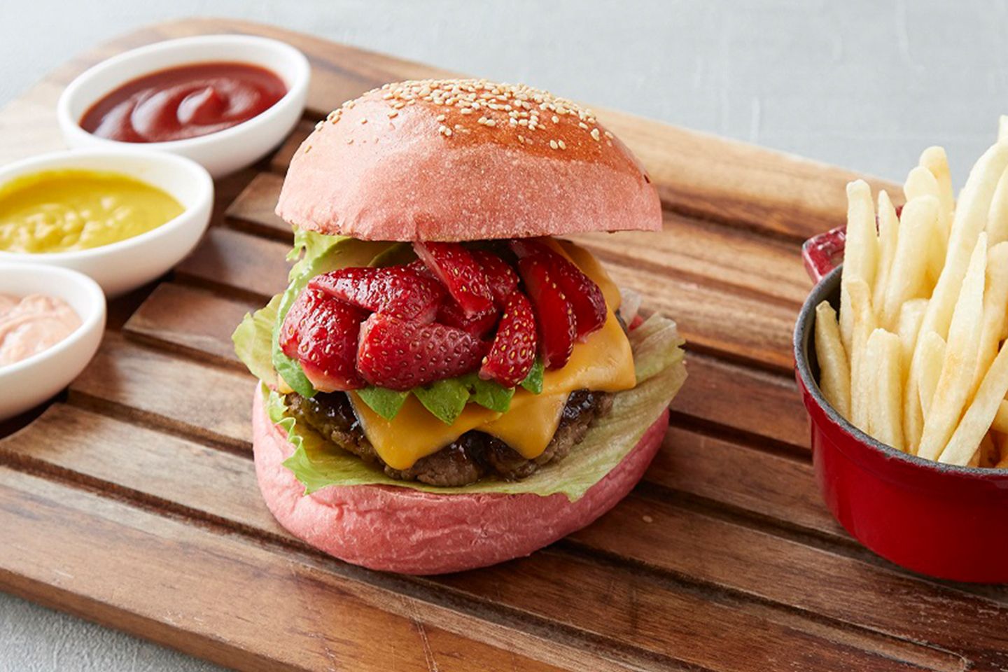 「いちごとアボカド入りテリヤキバーガー」¥2,800