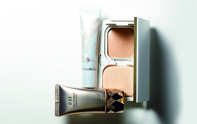 左/ポーラ B.A クリーミィファンデーションL SPF30・PA+++ 全6色 25g ¥11,000、右/アルビオン エクシア AL リフティング エマルジョン ホワイト SPF47・PA++++ 全6色 ¥12,000、下/エスト クリームファンデーション エッセンスモイスト SPF25・PA++ 全6色 30g ¥5,500