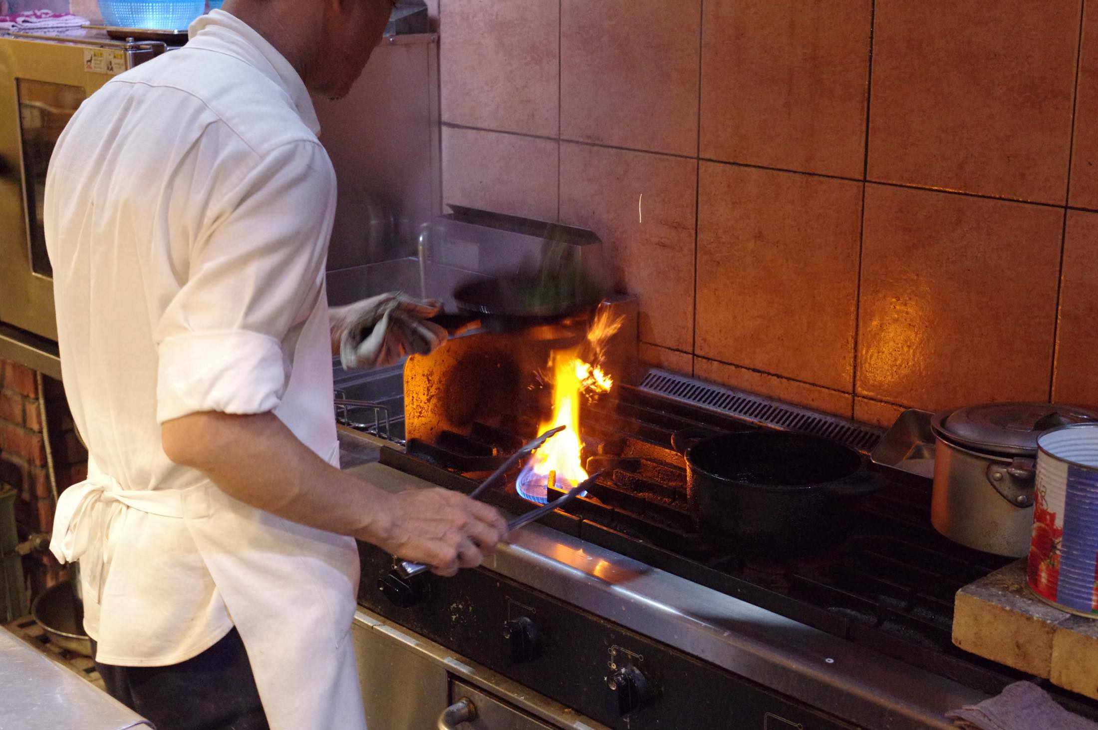 ライブ感のあるウンター席で、料理を視覚でも楽しむことができる。
