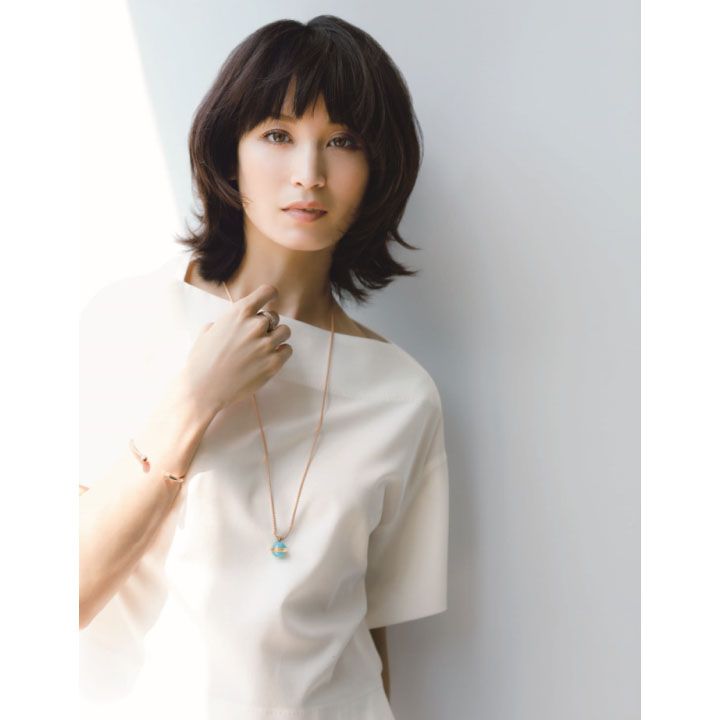 リッチな存在感抜群!白にみずみずしく映える鮮やかなターコイズブルー