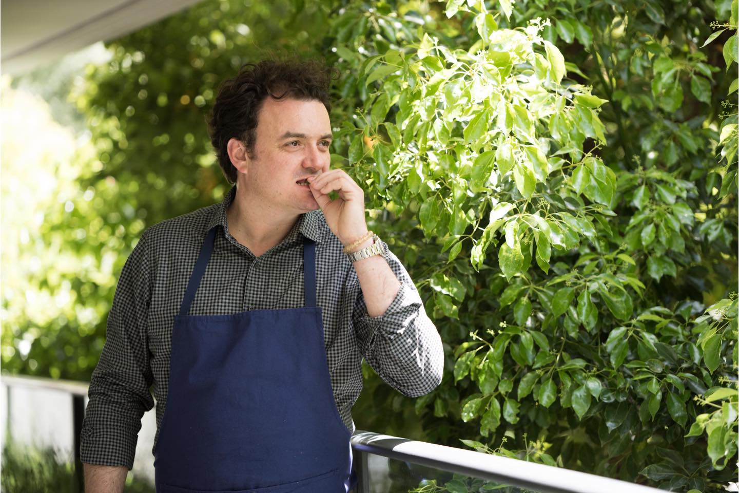 フランスで初めて野菜だけのコース料理を生み出したフレンチの巨匠、アラン・デュカス氏のもとで6年間学び、2006年に「ラ・サシャニェット」のシェフに就任したアルマン・アルナル氏。2009年にミシュラン1ツ星を獲得し、現在(2018年)まで維持し続けています。