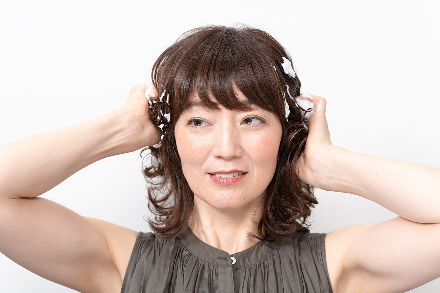 毛束を握るようになじませる。