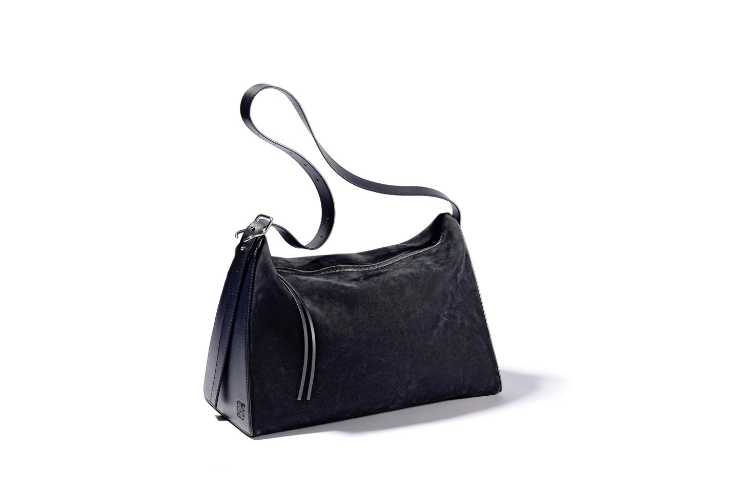 ロエベ「ベルリンゴ」【W46.5×H30.5×D23cm】バッグ¥259,000(ロエベ ジャパン カスタマーサービス)