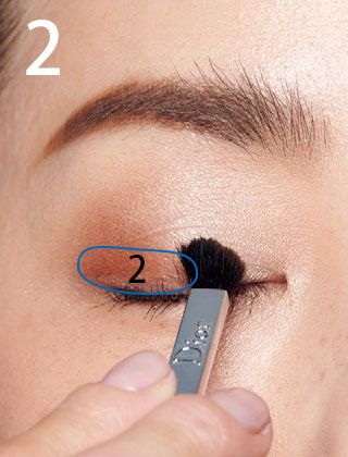 目尻側1/3に2をブラシでのせます。目尻から目頭に向かって動かすと自然なグラデーションになります。