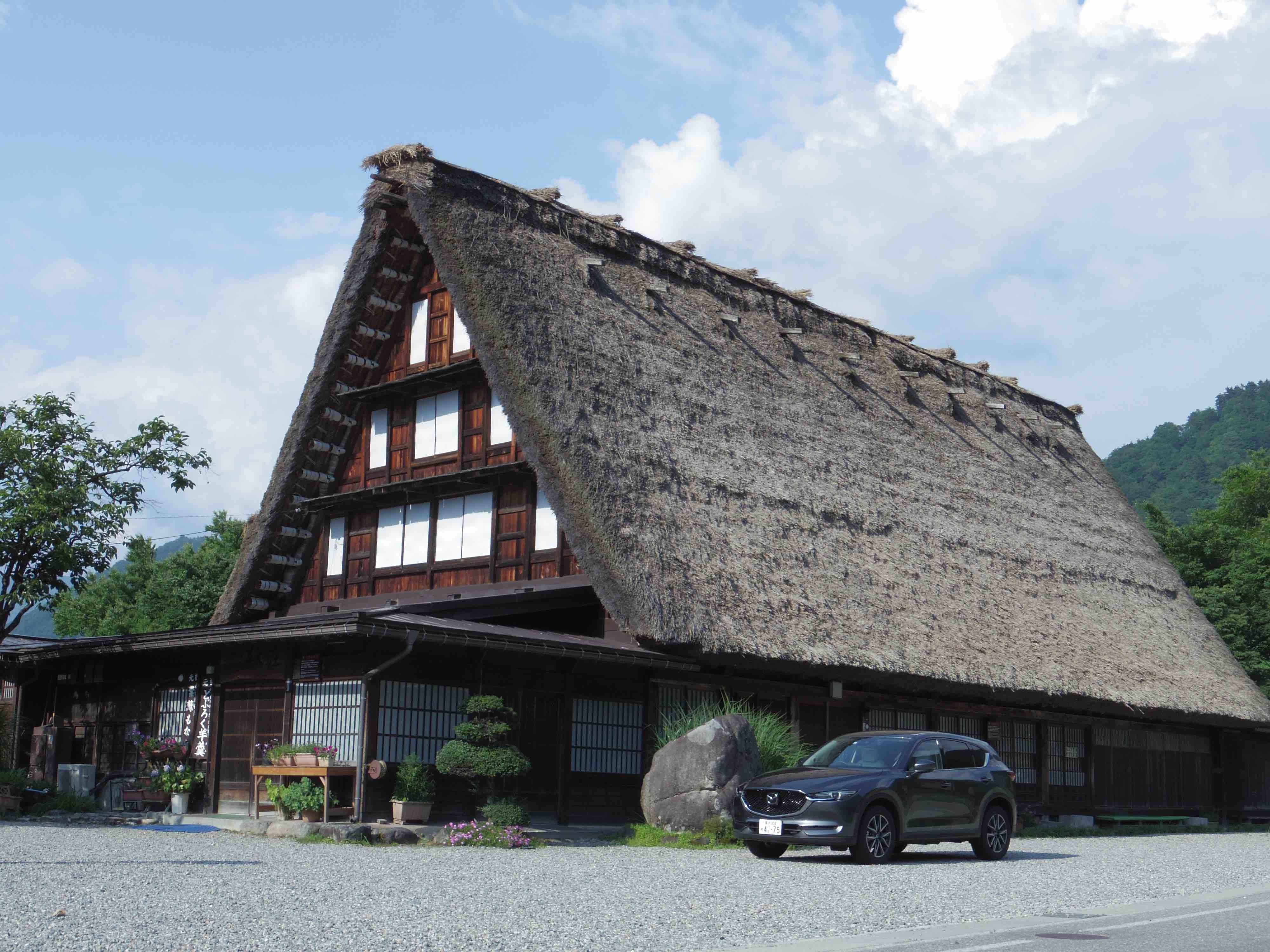 五箇山(富山県)と共に世界文化遺産に登録されている、白川郷(岐阜県)の合掌作り集落にて。「日本むかし話」に出てくるような古里の風景は、外国人観光客にも人気だ。グレーカラーのCX-5は、すんなりと景色の中に溶け込んでいた。東海北陸自動車道・白川郷ICからすぐ。