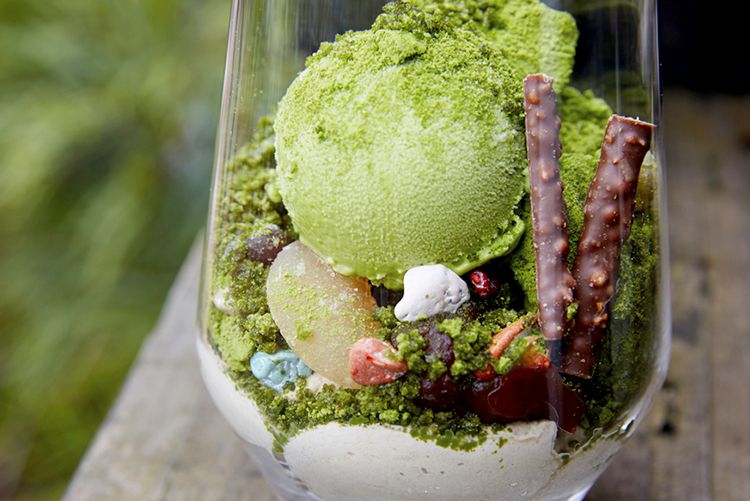 パウダーのほろ苦さが、アイスやつぶあん、ほうじ茶クリームの甘みと合わさって絶妙な味わい