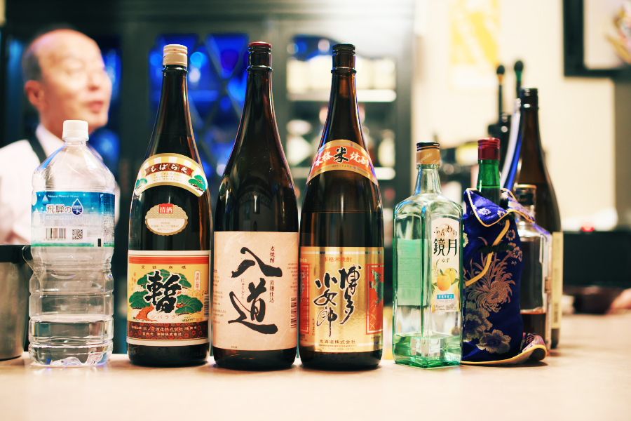カウンターには飲み放題のリカーが並べられている
