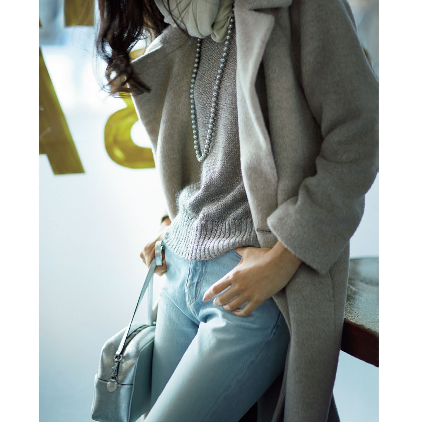 ニット¥44,000(yoshie inaba)、コート¥86,000(wb)、デニム¥19,800(showroom SESSION〈サージ〉)、ストール¥27,500(サーキュレーション〈ミーアンドカシミヤ〉)、ピアス¥16,000・ネックレス¥90,000(チェルキ〈ミッレ〉)、バッグ¥132,000(J&M デヴィッドソン 青山店)