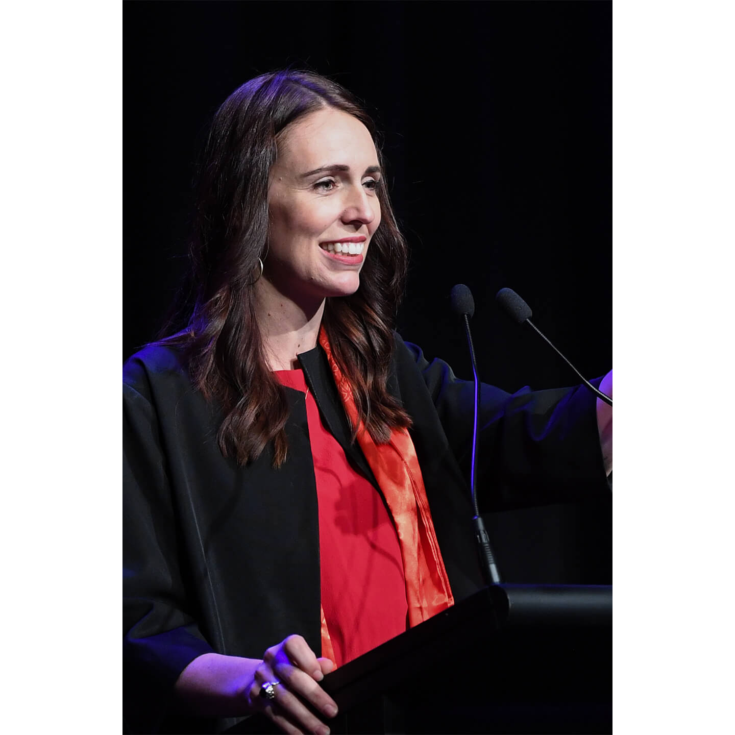 赤のシャツを着こなすJacinda Ardern(ジャシンダ・アーダーン)首相