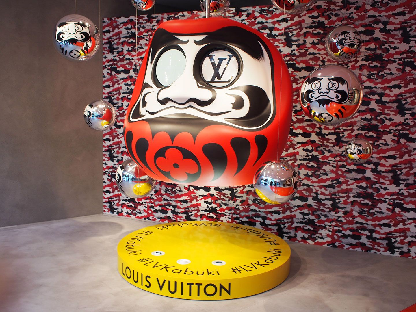 「LOUIS VUITTON 2018 CRUISE POP-UP STORE at Minami Aoyama」の店舗で圧倒的存在感を放つルイ・ヴィトン達磨