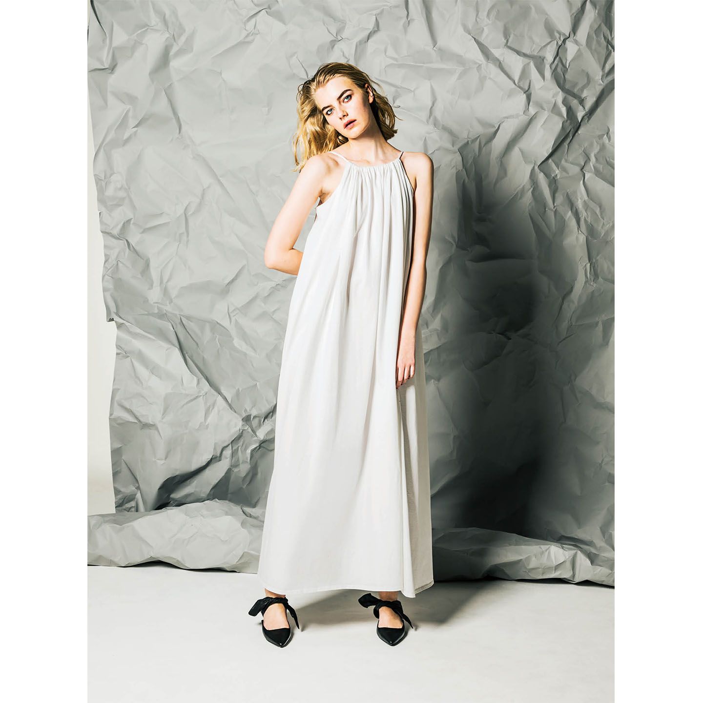 三越伊勢丹限定カラーのドレス¥131,760・シューズ¥111,240