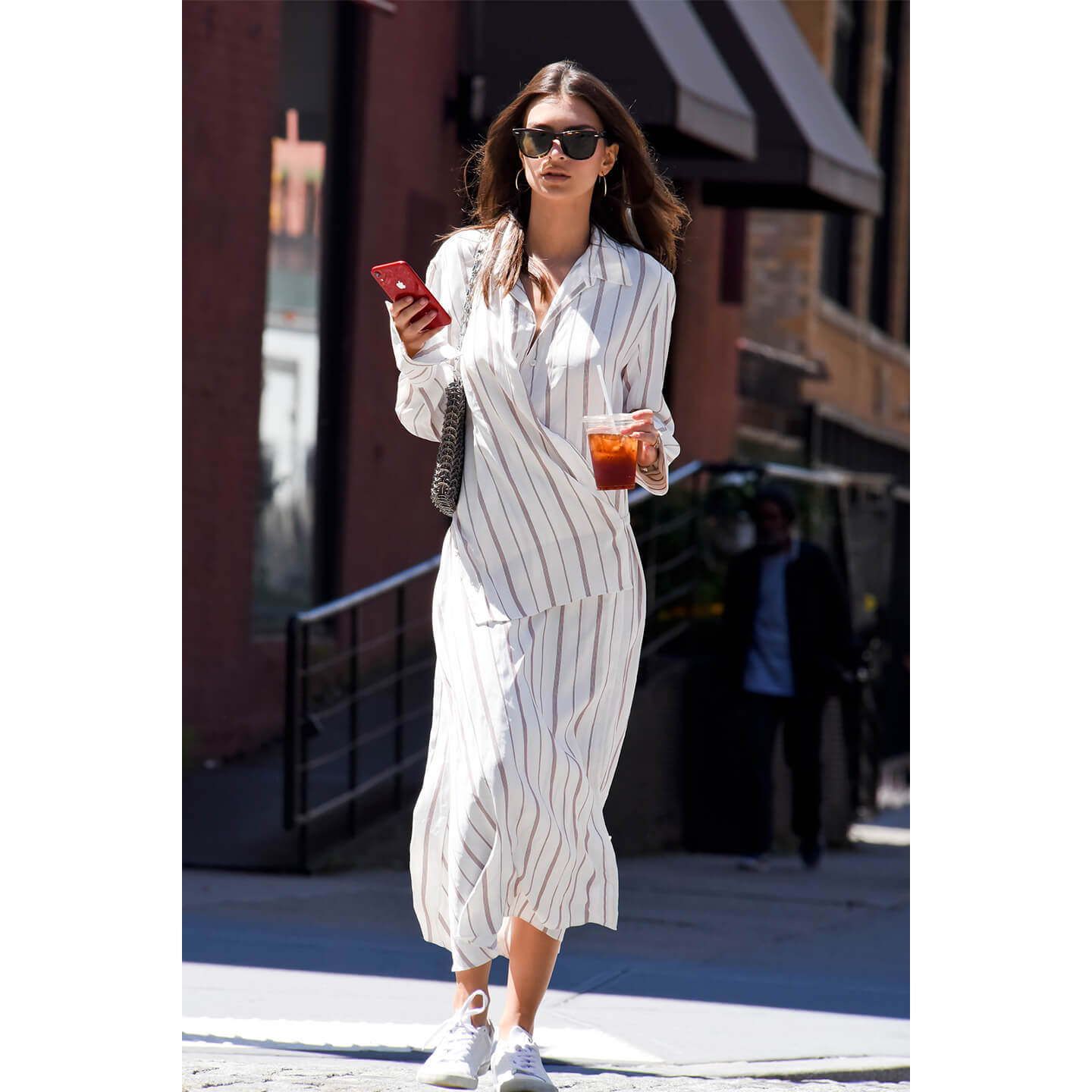 ストライプのセットアップを着こなすEmily Ratajkowski(エミリー・ラタコウスキー)氏