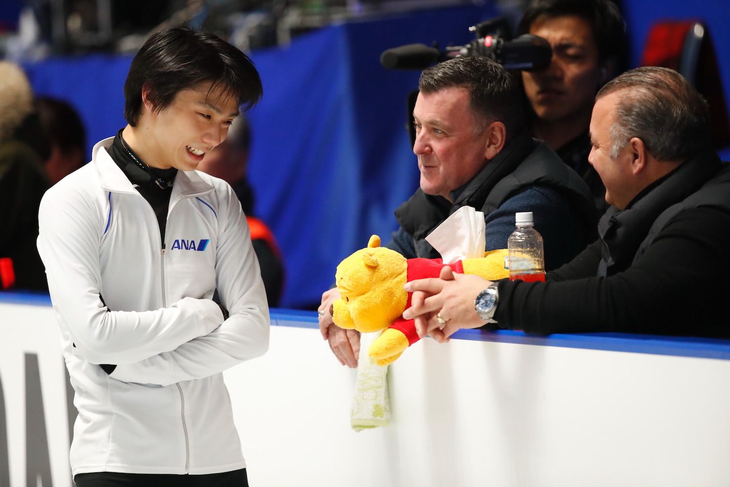 ブライアン・オーサー、ジスラン・ブリアン両コーチと、相棒のくまのプーさん。 写真:田村翔/アフロスポーツ