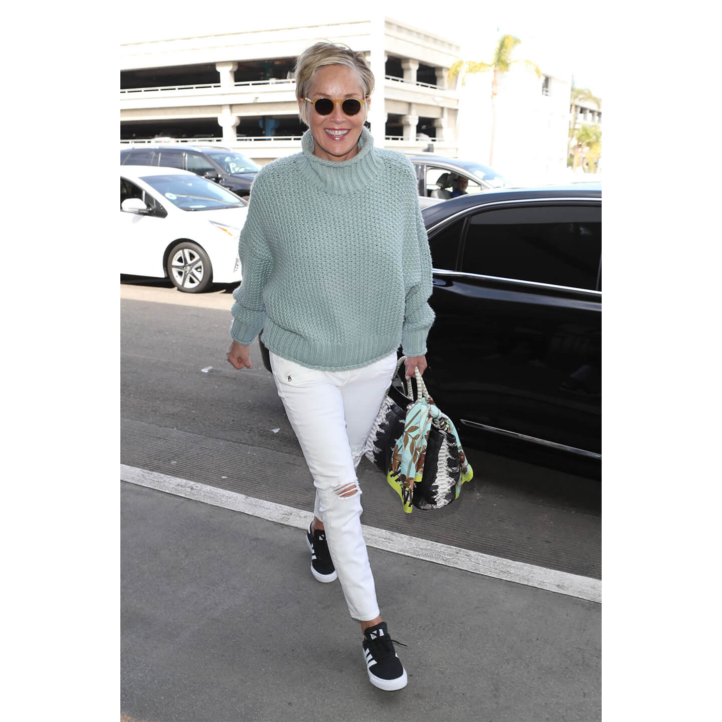 ブルーグレーのニットを着こなすSharon Stone(シャロン・ストーン)氏