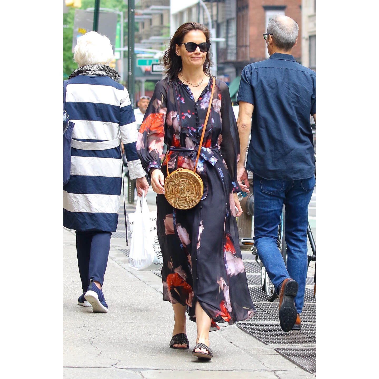 花柄のワンピースを着こなすKatie Holmes(ケイティ・ホームズ)氏
