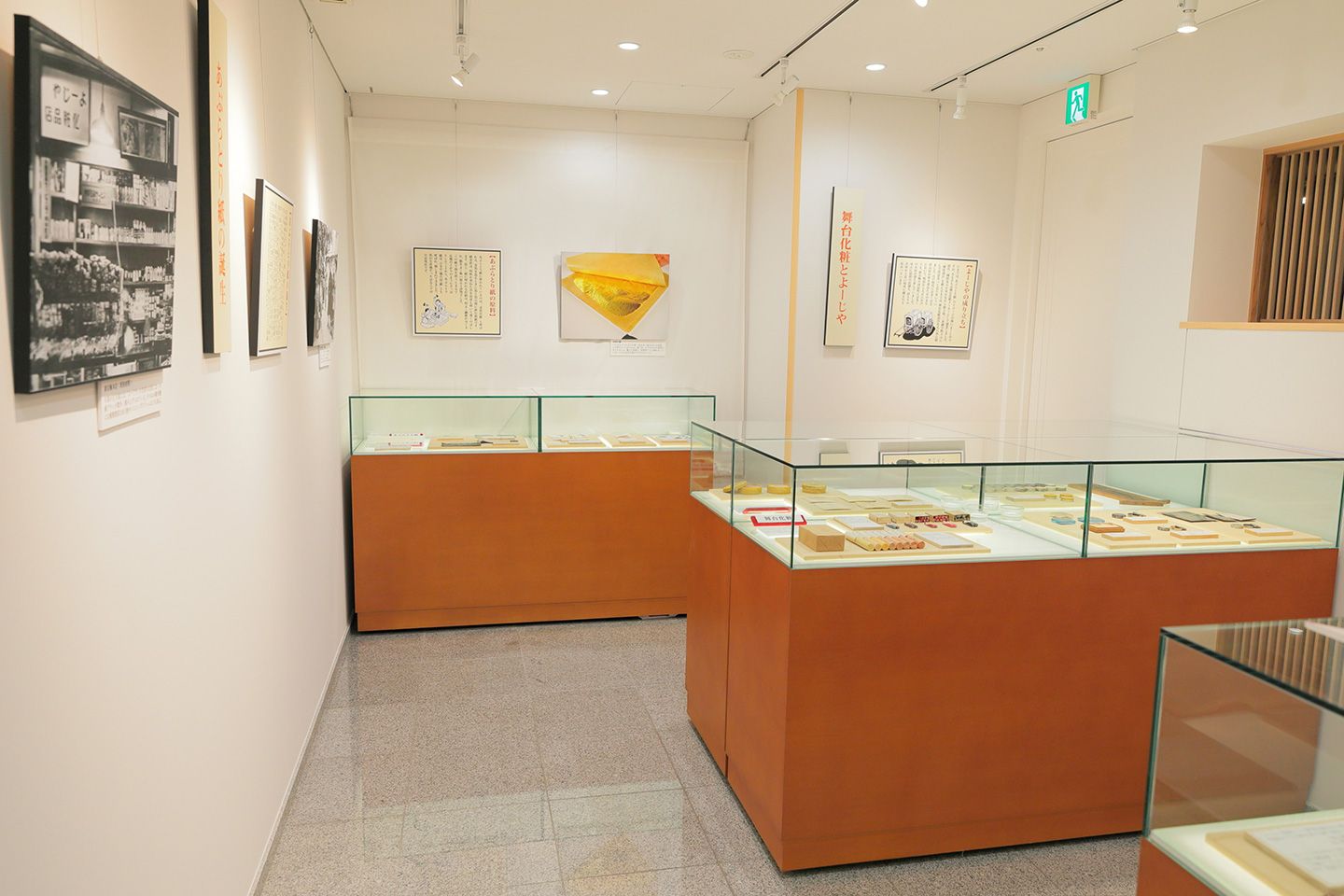 看板商品「あぶらとり紙」の歴代商品や舞台化粧などを展示。
